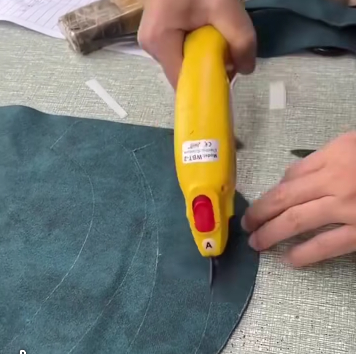 مقص عينات كهربائي 